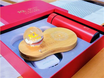 仁达物流定制周年纪念品：红色礼盒，实用与创意的完美结合