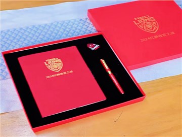 红色礼盒：企业活动纪念品的创意与价值传递